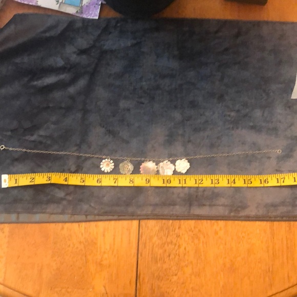 Sterling silver and shell flower necklace - Picture 9 of 9